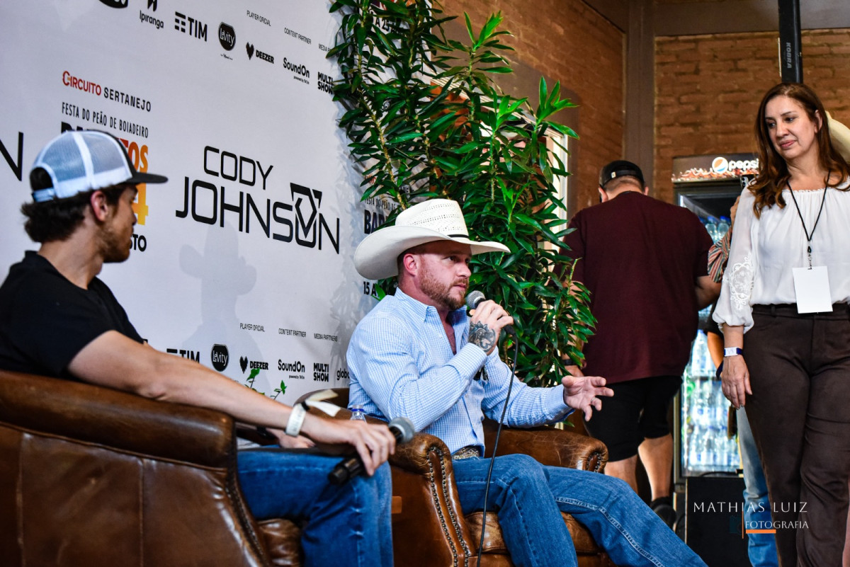 Pedro Muzeti - Diretor Cultural da Festa, Cody Johnson - atração internacional e Hanelora Amaral (Mathias Losonczi)