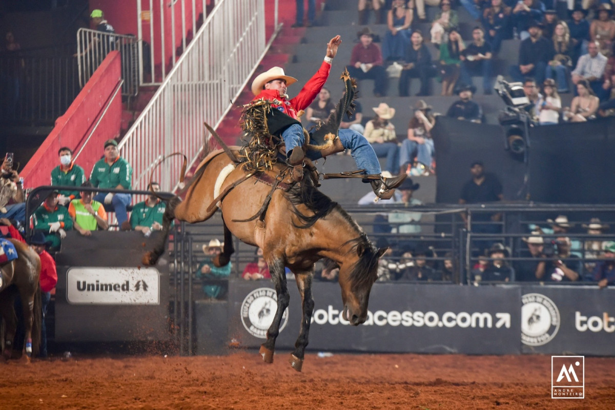 Rafael Gobato Ferreira durante montaria na arena de Barretos (André Monteiro)