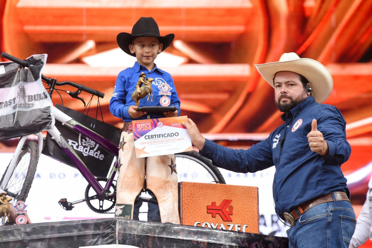 Dez competidores mirins participaram da final do rodeio em carneiros na tarde deste domingo (André Monteiro)