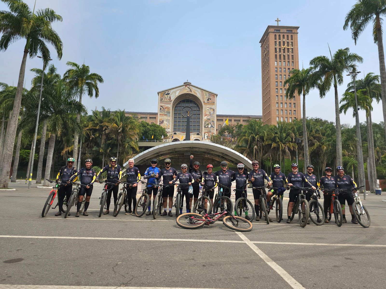 Imagem JPG, Grupo de ciclismo faz o Caminho da Fé