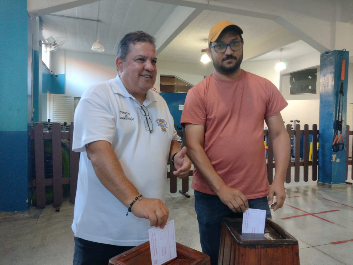 O atual presidente do Conselho de Administração, Cassio Murilo Siqueira vota ao lado do atual presidente do Rio das Pedras, Weverson Alves Moreira. (Jânio Munhoz)