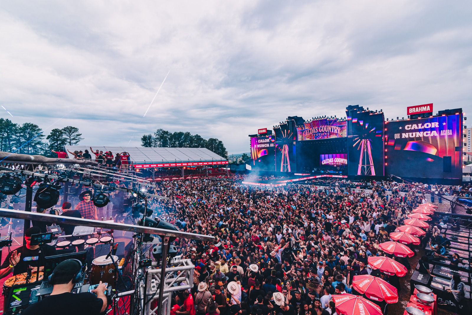 Imagem JPG, Primeiro dia do Caldas Country 2024 é marcado por sucessos, chuva e shows até o amanhecer