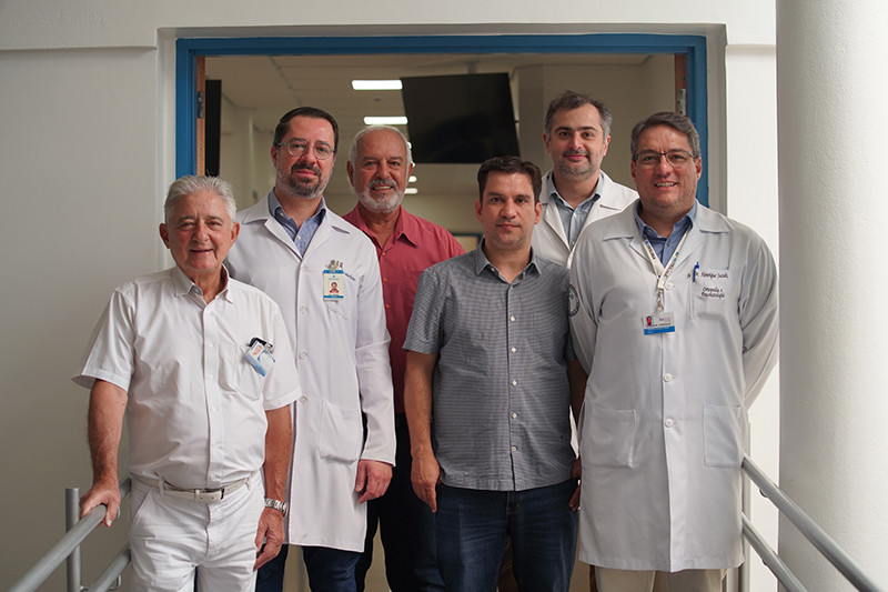 Diretor Técnico – dr. Gilberto Sasdeli e Diretor Clínico – dr. André Luis Carbonaro Rodrigue com a equipe de ortopedistas da Santa Casa, na inauguração ()